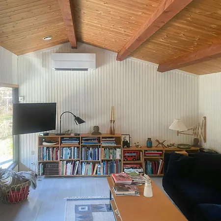 By Sejero Bay With Natural Plot 度假居 Højby